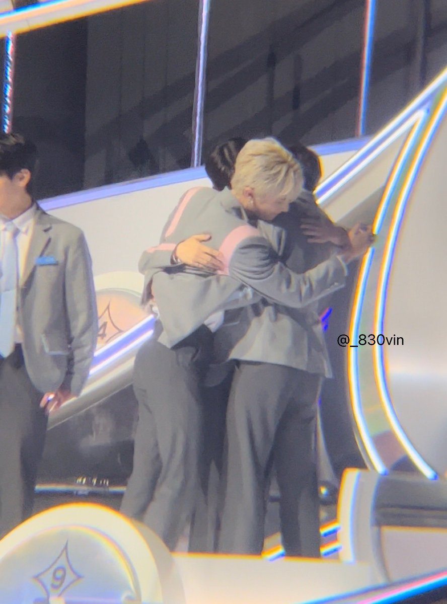 zb1yuehuaz's tweet photo. zhang hao ricky and gyuvin hugging when yujin was announced as the 9th member 😭😭😭😭😭 MY ZB1 YUEHUAZ… https://t.co/FyXZmdLX9h