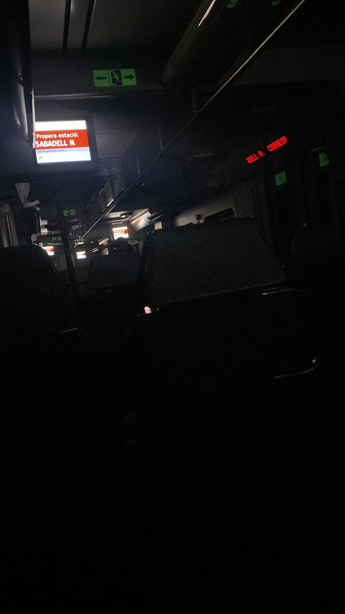 Gràcies <a href="/rodalies/">Rodalies Catalunya</a> per haver creat el tren dormitori. D'ençà que hem sortit de Terrassa a les 17:45 estem a les fosques.