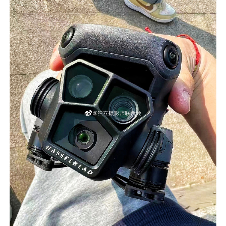 SonyAlphaRumors's tweet image. First leaked images of the DJI's new Mavic 3 Pro with TRIPLE camera system.

it actually looks like a cute Robot :)

The camera is likely to use three Sony sensors, but specs are not known yet!

#dji #djidrone #djimavic #deon