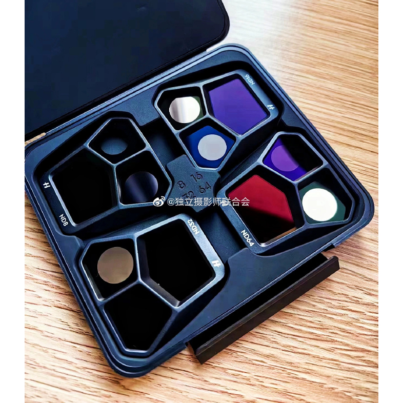 SonyAlphaRumors's tweet image. First leaked images of the DJI's new Mavic 3 Pro with TRIPLE camera system.

it actually looks like a cute Robot :)

The camera is likely to use three Sony sensors, but specs are not known yet!

#dji #djidrone #djimavic #deon