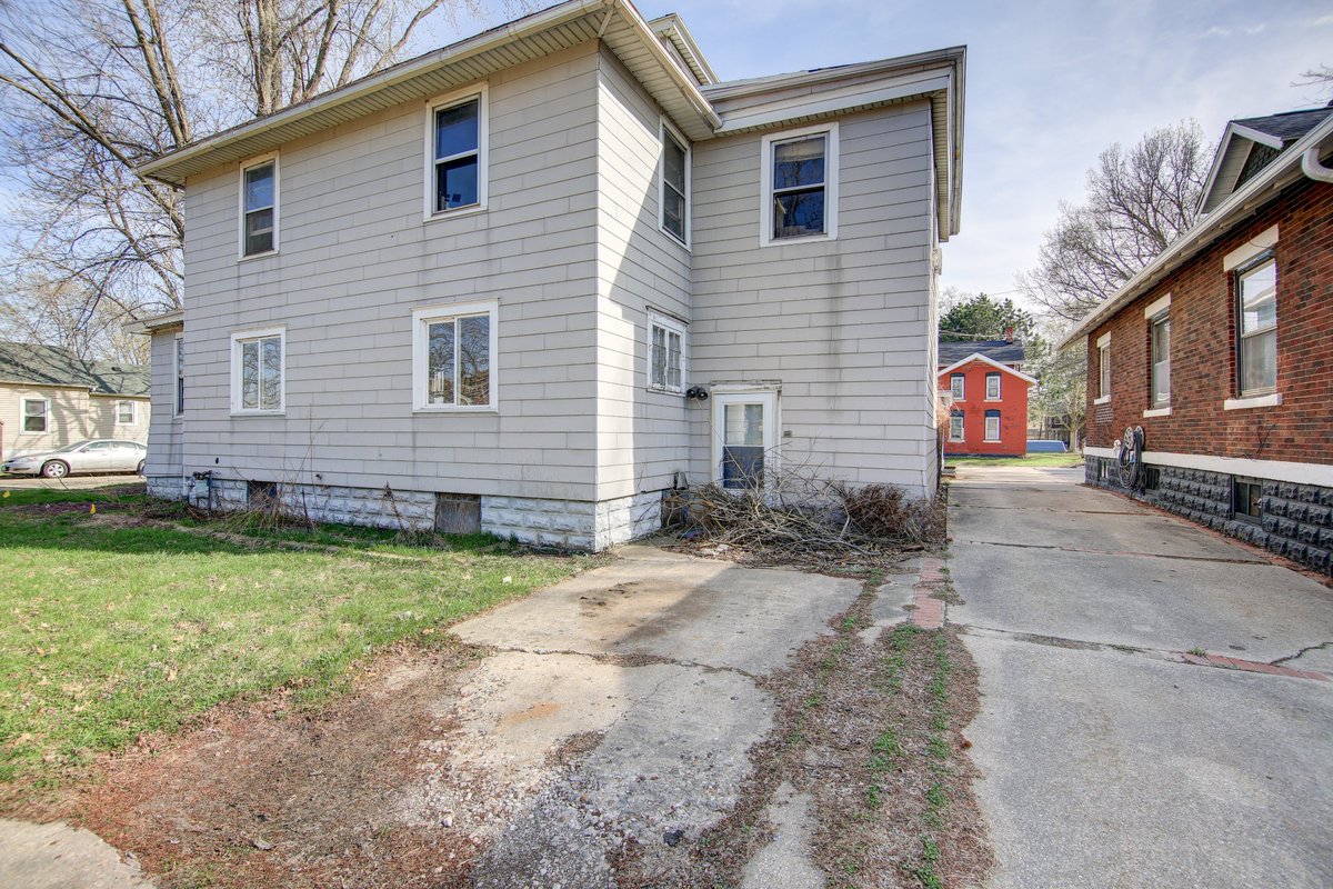 FidelBatresHom1's tweet photo. 𝐉𝐔𝐒𝐓 𝐋𝐈𝐒𝐓𝐄𝐃!!  311 Ave F, Sterling, IL 61081!!  INVESTOR ALERT! 4 Bedrooms, 1 Full Bathroom 2 Story  | 2,005 Sq Ft | Listed for $39,900 | Make This Investment Property Yours!!  Schedule A Showing Today! Call Fidel Batres, Realtor at 815-677-8331 https://t.co/KdI3ds7068 https://t.co/jcZnt0W5Hv