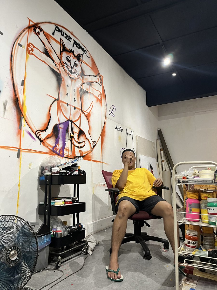 ahadibintang's tweet photo. bertandang ke studionya ipang https://t.co/Ebq5Wc8oc3