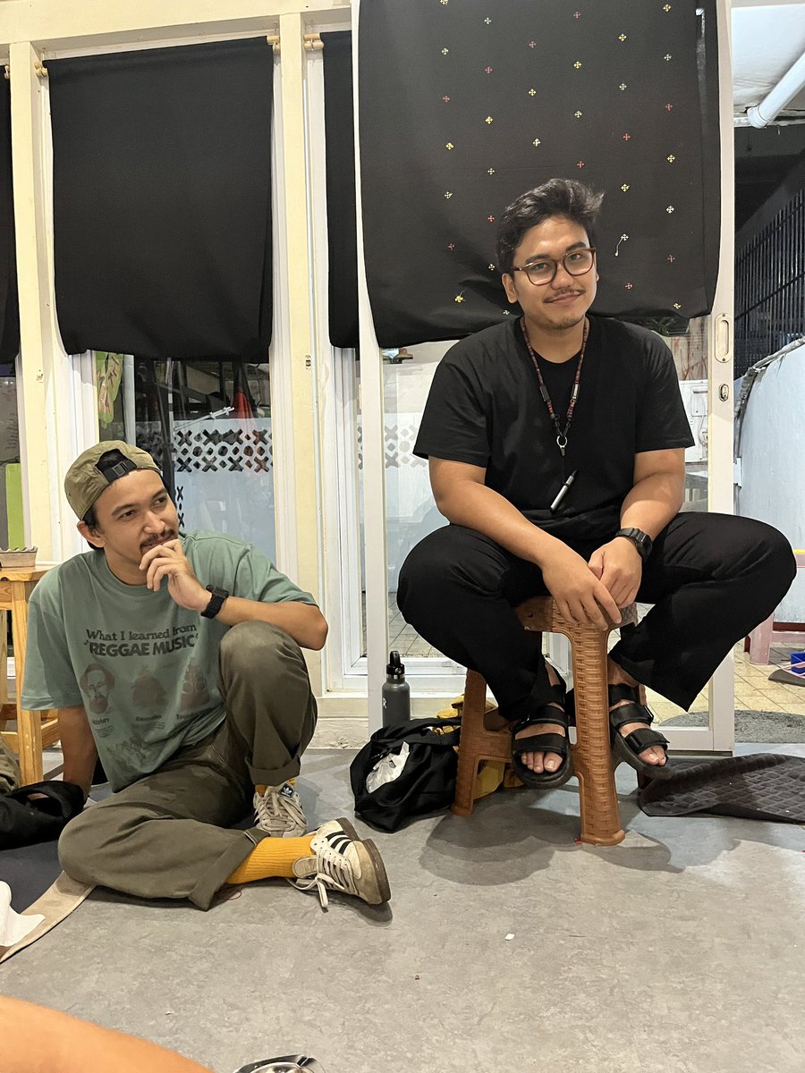 ahadibintang's tweet photo. bertandang ke studionya ipang https://t.co/Ebq5Wc8oc3