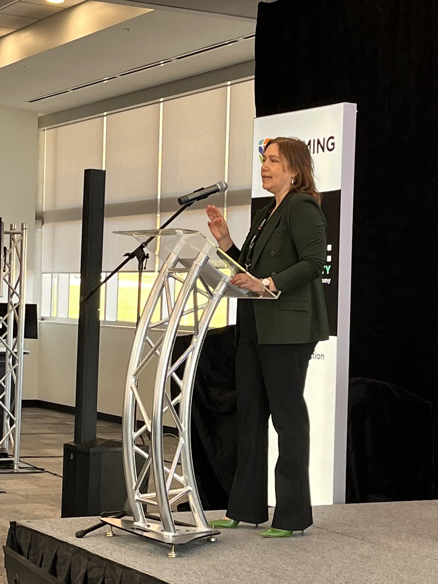 lalalalachica's tweet image. Dr. Lynn Mikula, Pres &amp;amp;CEO of #PRHC speaks about creating a healthy city… “A healthy allows its residents to embrace a healthy life on it’s own terms. Health is everyone’s responsibility and is a common civic good.” ie. a suite of programs supporting mental health #ptbo#igniteEC