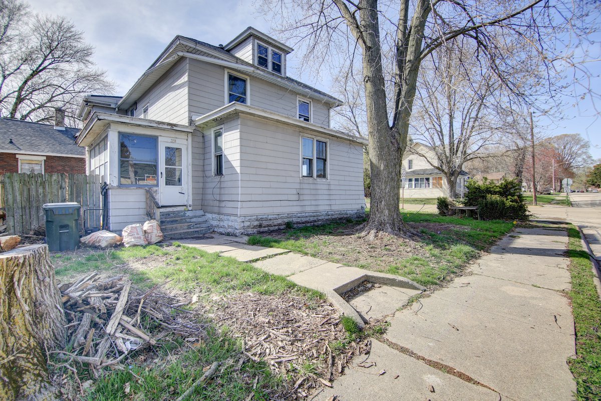 FidelBatresHom1's tweet photo. 𝐉𝐔𝐒𝐓 𝐋𝐈𝐒𝐓𝐄𝐃!!  311 Ave F, Sterling, IL 61081!!  INVESTOR ALERT! 4 Bedrooms, 1 Full Bathroom 2 Story  | 2,005 Sq Ft | Listed for $39,900 | Make This Investment Property Yours!!  Schedule A Showing Today! Call Fidel Batres, Realtor at 815-677-8331 https://t.co/KdI3ds7068 https://t.co/jcZnt0W5Hv