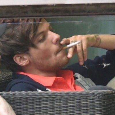 91tkitten's tweet image. smoking