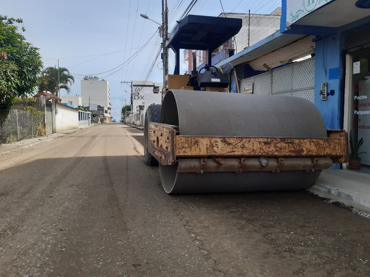 MuniAtacames's tweet photo. Estamos cada vez más cerca de tener la calle #Panamá 🇵🇦 en óptimas condiciones, pero para que esto suceda trabajamos preliminarmente en alcantarillado pluvial, sanitario y de aguas lluvias, esperamos las condiciones climáticas se presten para poder asfaltar

#HastaElÚltimoDía 🗓️ https://t.co/4Y3jdmatBm