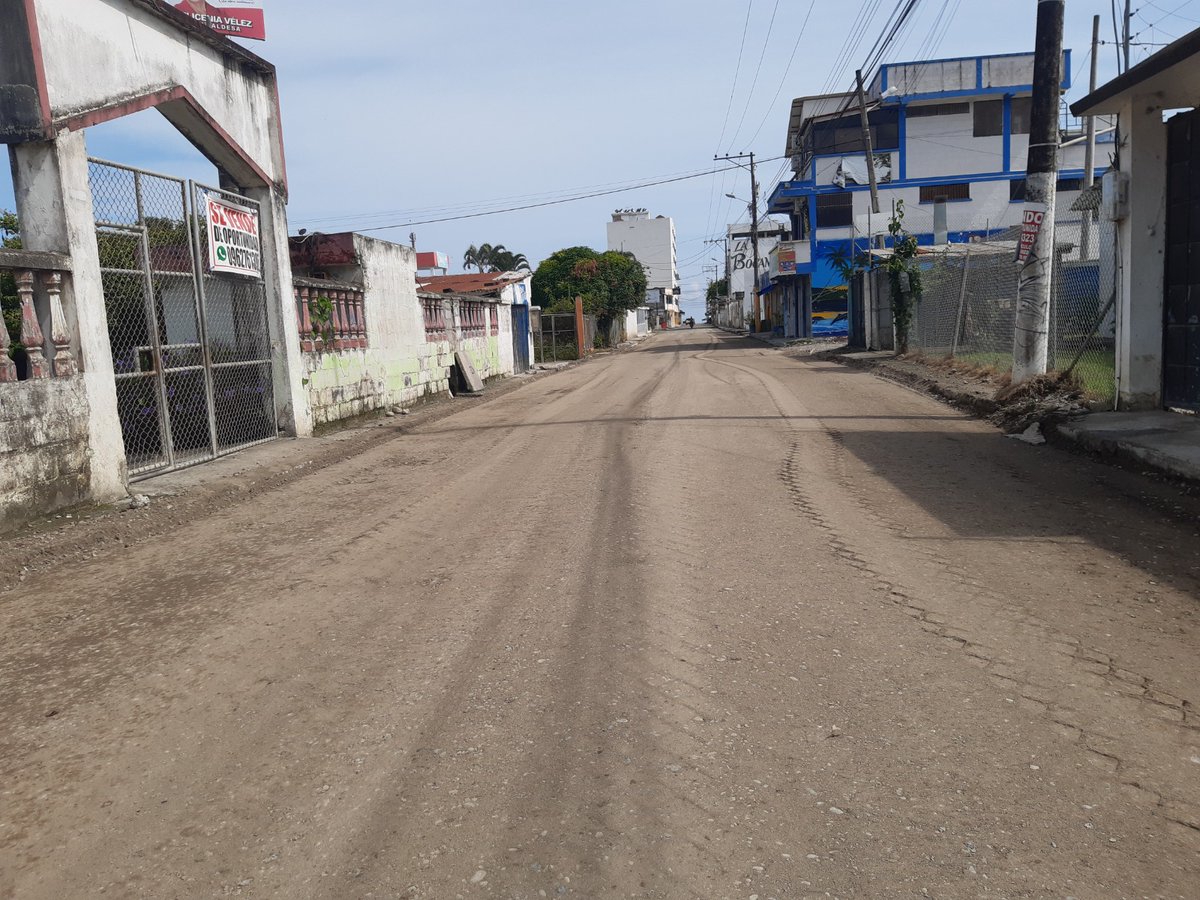 MuniAtacames's tweet photo. Estamos cada vez más cerca de tener la calle #Panamá 🇵🇦 en óptimas condiciones, pero para que esto suceda trabajamos preliminarmente en alcantarillado pluvial, sanitario y de aguas lluvias, esperamos las condiciones climáticas se presten para poder asfaltar

#HastaElÚltimoDía 🗓️ https://t.co/4Y3jdmatBm