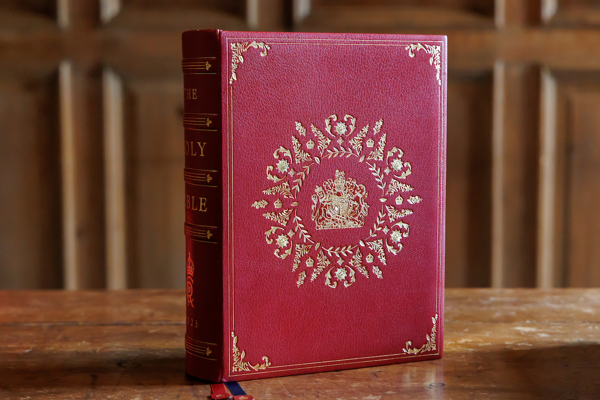 Today I received the specially produced King James Bible that will be presented to His Majesty King Charles III during the Coronation Service at Westminster Abbey on 6th May. (1/3)

🔗archbishopofcanterbury.org/news/news-and-…