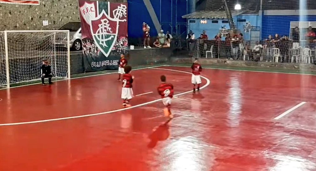 FlaEmTudo's tweet photo. Ontem à noite, Flamengo venceu o Fluminense por 7 a 3, fora de casa, pela estreia no Campeonato Carioquinha de Futsal #sub06. 🔴⚫

📷 Reprodução/Canal O Show Vai Começar https://t.co/sOMltkyhzP