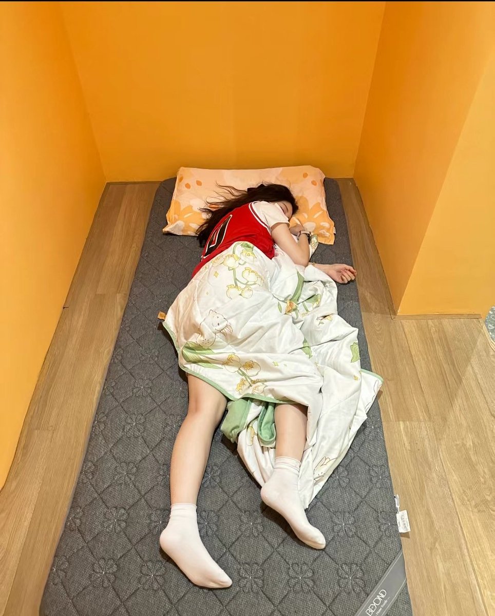 idbkdbdjdj's tweet photo. 射脚上还是脸上？ https://t.co/DV52iMKbPu