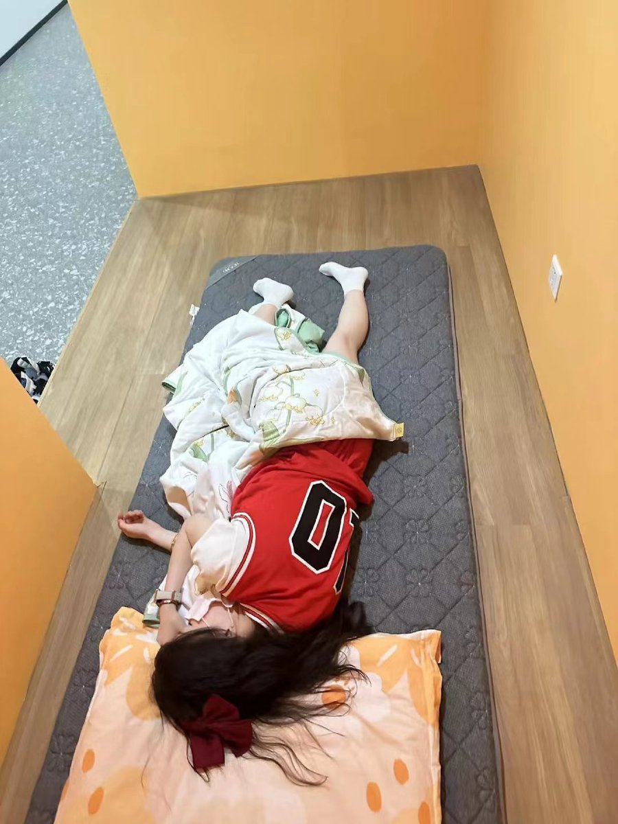 idbkdbdjdj's tweet photo. 射脚上还是脸上？ https://t.co/DV52iMKbPu