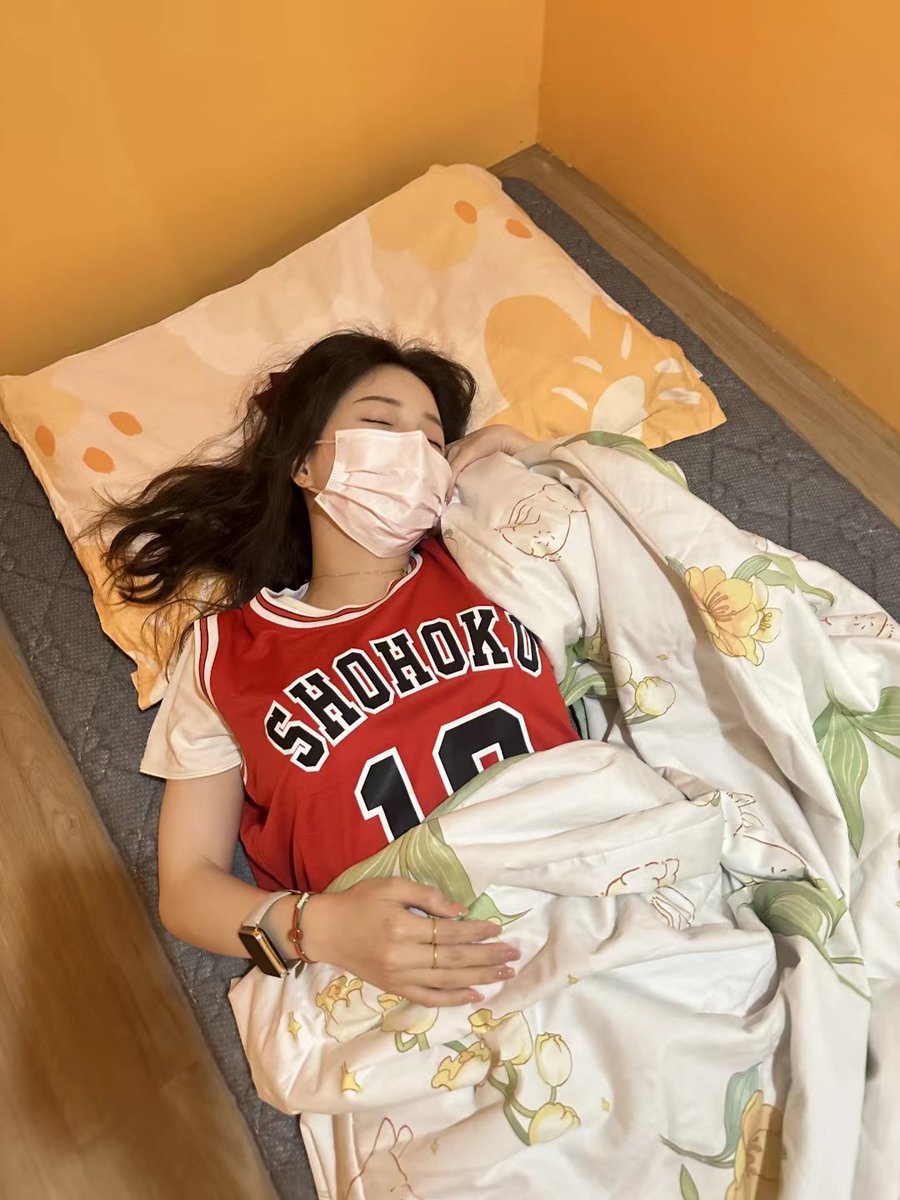 idbkdbdjdj's tweet photo. 射脚上还是脸上？ https://t.co/DV52iMKbPu