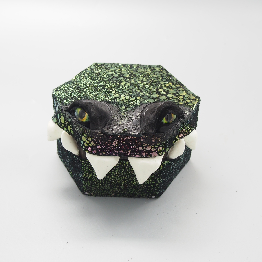 Wayward_Leather's tweet image. A green monster box!
#monster #waywardleatherdesign #dicebox #cute #mimic #gaming #jewelrybox #dungeonsanddragons #dnd #rpg #nerd #roleplay #geek #d20 #tabletopgames #roleplayinggame #dungeonmaster #fantasy #nerdlife #rollordie
