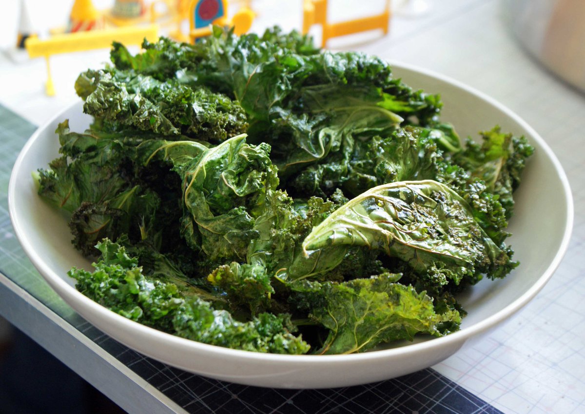 TheFitCoachLV's tweet photo. Baked kale chip recipe: toss hand torn kale leaves in olive oil with a light dusting of salt, bake at 200 degrees until crispy. Yum! https://t.co/wIJ0UhCQEm