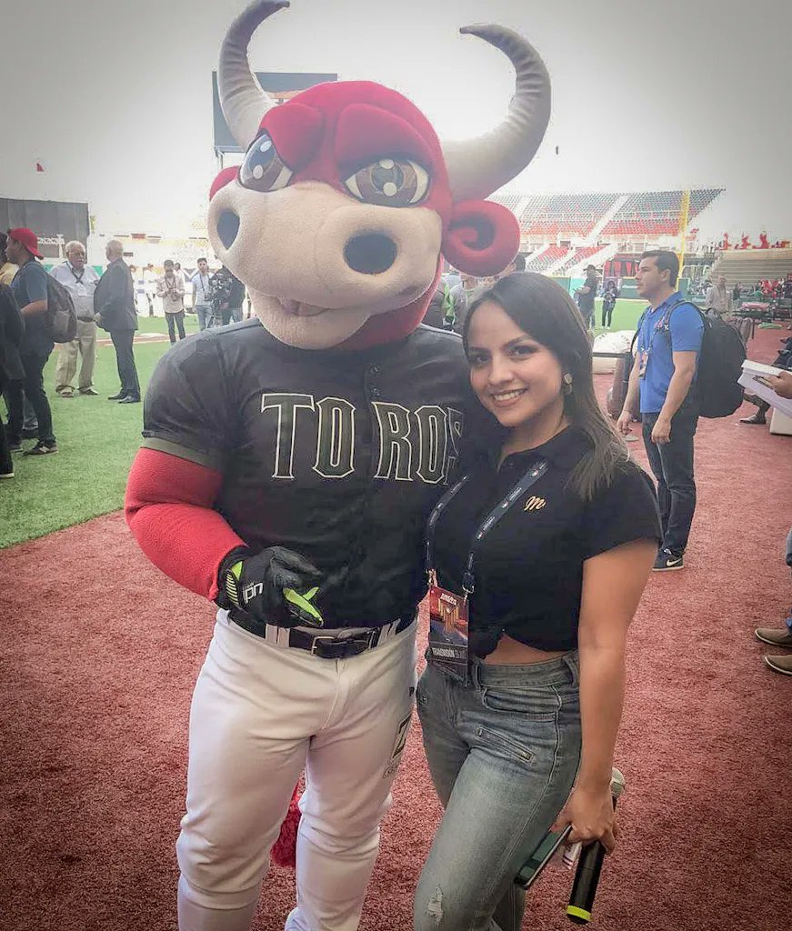 _enelbullpen's tweet photo. ¡Hoy inicia la Temporada 2023 de @LigaMexBeis!  🥳⚾️🇲🇽

No estaba al tanto de ella desde 2019. Es hora de volver a apreciar al 100 el beisbol mexicano. 🙌🏼

En lo que consigo foto con todas las mascotas, comparto un bonito recuerdo con Toro Torín. 🤭 #tirandorostro https://t.co/h1HCahhFbh