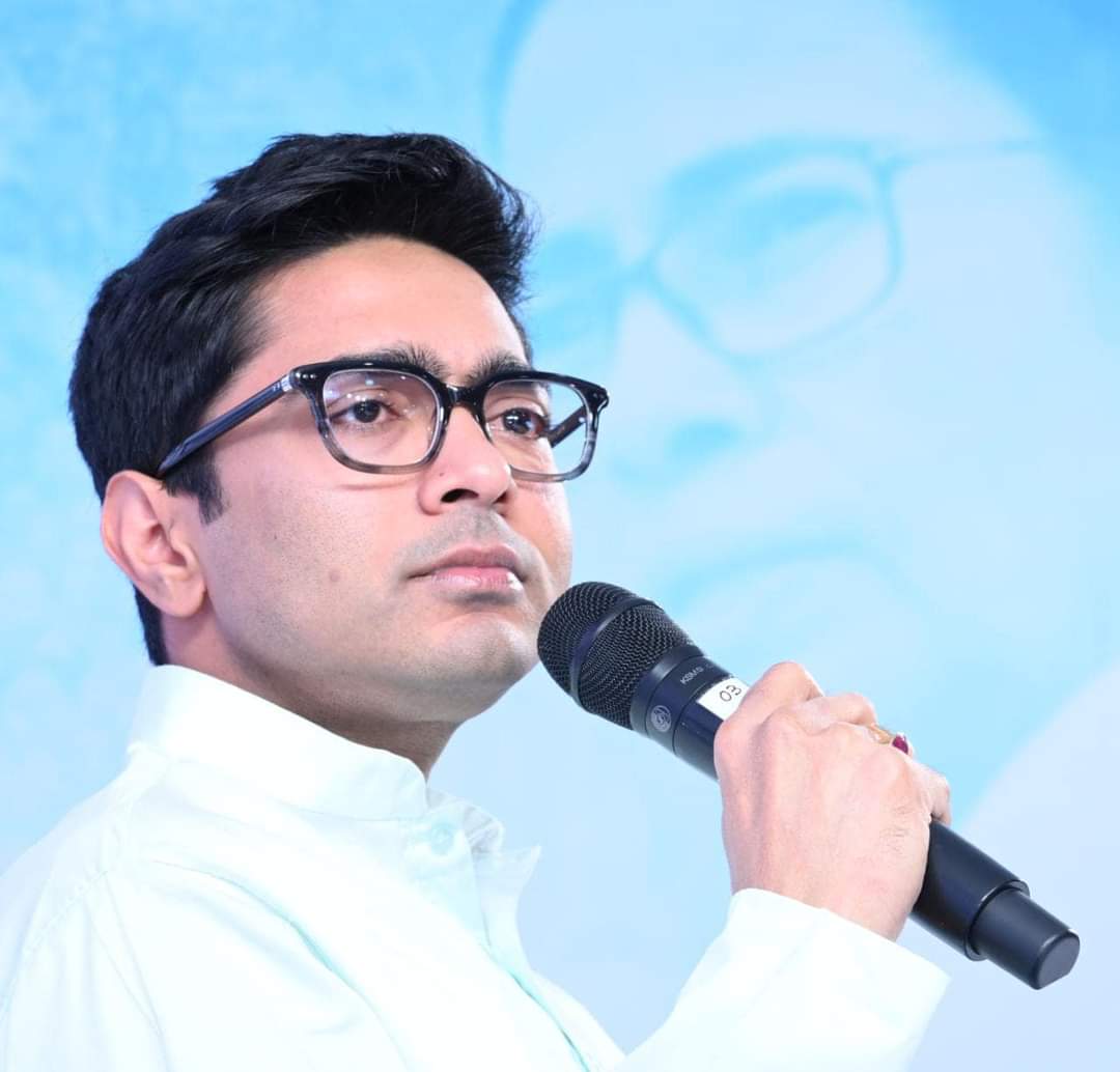 Anindabro's tweet photo. নতুন ভাবে নতুন করে 
তৃণমূল কংগ্রেস মানুষের ঘরে
বিরোধীদের মুখে কাঁদা 
মাঠে এবার স্বয়ং দাদা
@abhishekaitc ❤️❤️❤️
@AITCofficial @aitcsudip @Banibrata_AITC @DebrajAitc86 @MamataOfficial https://t.co/zqbEaJwqOq