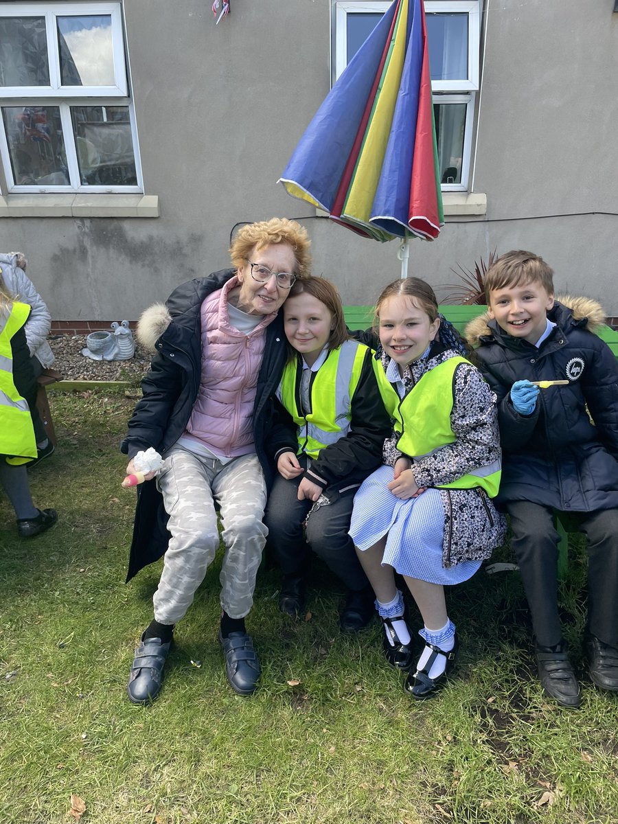 ASALeavers25's tweet photo. Year 4 have been amazing this afternoon. We have been to @HouseThornhill to help in the garden, the pots looked lovely π»πΊπΉ #ASACommunitychampions https://t.co/juvXFM1vZF
