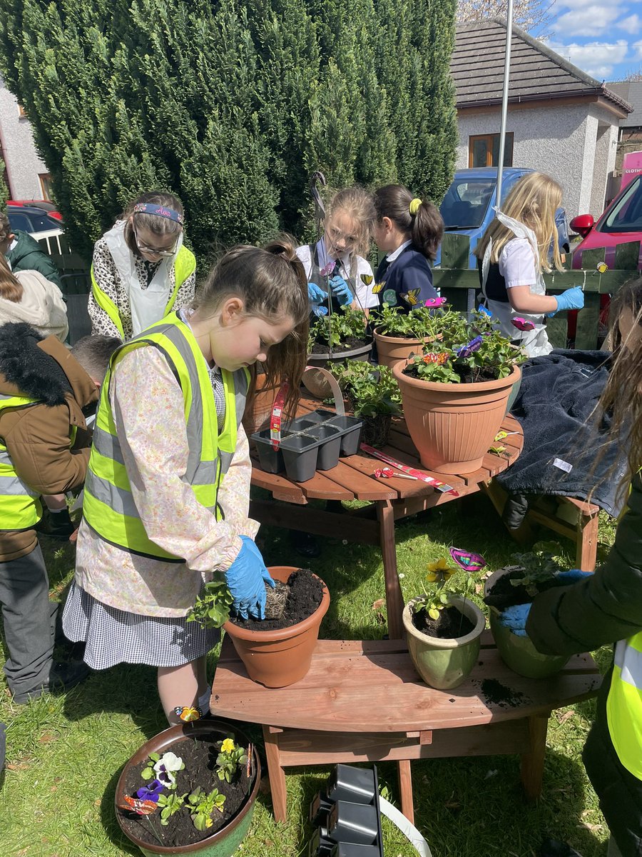 ASALeavers25's tweet photo. Year 4 have been amazing this afternoon. We have been to @HouseThornhill to help in the garden, the pots looked lovely π»πΊπΉ #ASACommunitychampions https://t.co/juvXFM1vZF