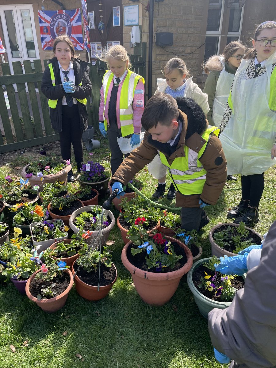 ASALeavers25's tweet photo. Year 4 have been amazing this afternoon. We have been to @HouseThornhill to help in the garden, the pots looked lovely π»πΊπΉ #ASACommunitychampions https://t.co/juvXFM1vZF