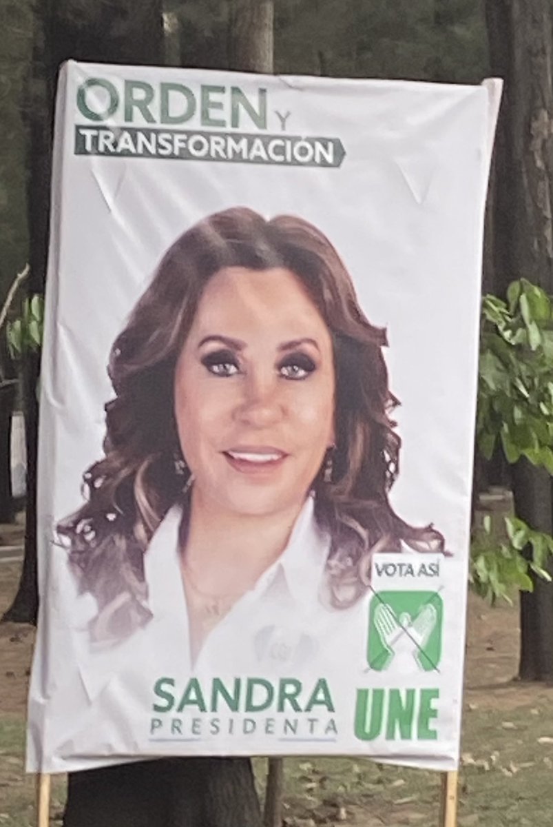 aizenstatd's tweet photo. Curioso como una candidata hace campaña como PresidentA mientras que la otra como PresidentE. https://t.co/x6kcp3rNEH