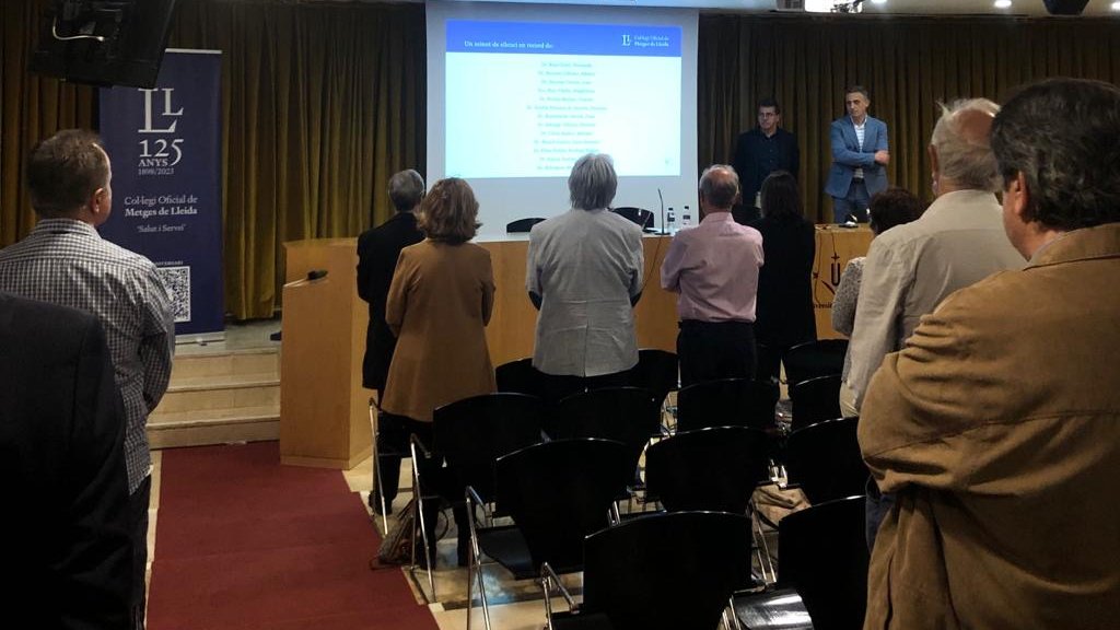 COMLLEIDA's tweet photo. Arrenca l'Assemblea Ordinària amb la benvinguda del Dr. Mur, president del #COMLL, que convida els assistents a guardar un minut de silenci en memòria dels companys morts durant l'any 2022. https://t.co/4BM0KQCRqm