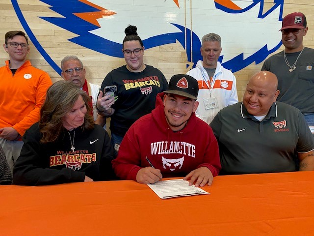 LL_Schools's tweet photo. Congrats to T.O.! The @LosLunasFB senior signed to play football at Willamette University in Oregon. #WeRockLLS @LLHSTigers @LLTigerSports @LLHSHoops @LL_Tigers_BB @LLHSsoftball @vhsjags @DVEJaguars @AnnElementary @LLS_SPSV @DelderDeborah @liveloslunas @Valencia_County https://t.co/UQpPFTQztw