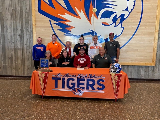 LL_Schools's tweet photo. Congrats to T.O.! The @LosLunasFB senior signed to play football at Willamette University in Oregon. #WeRockLLS @LLHSTigers @LLTigerSports @LLHSHoops @LL_Tigers_BB @LLHSsoftball @vhsjags @DVEJaguars @AnnElementary @LLS_SPSV @DelderDeborah @liveloslunas @Valencia_County https://t.co/UQpPFTQztw