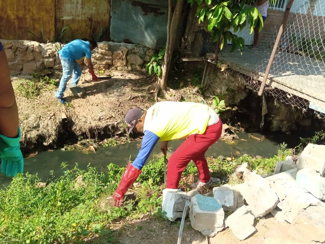 Siguiendo a cabalidad los lineamientos emitidos por el Gob. @GPintoVzla, equipo patriota de @SucreTequiero inicia operativo de limpieza de canales fluviales en la Urb. La llanada, sector 3, Villa del Sur, calle "Los Jobos", parroquia Altagracia municipio Sucre.
 
#ManoDeHierro