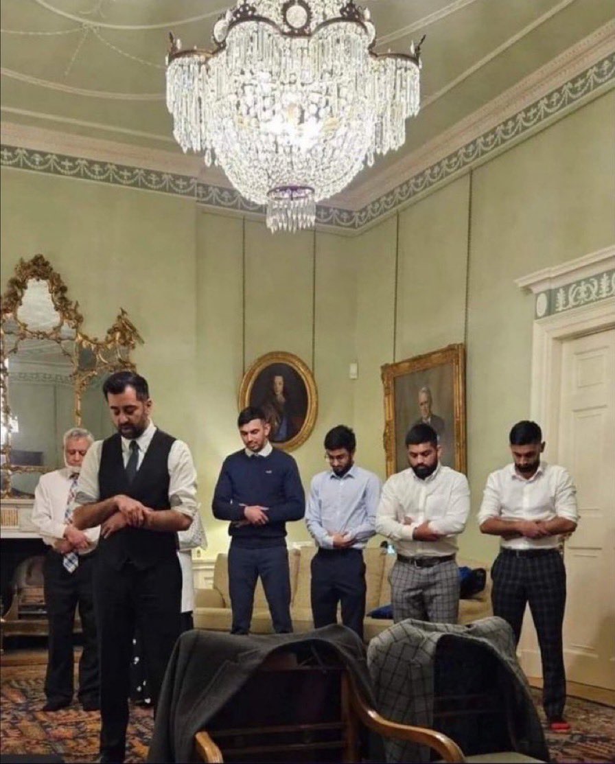 Lazare2423's tweet photo. 🔴 Londres - Royaume-Uni 🇬🇧 

Les anglais auront toujours une longueur d’avance sur les français❗️

#Ramadan #Islam #Aid #Integration 
#Musulman #AidMubarak #Londres #RoyaumeUni #AidElFitr https://t.co/Hd0LpNftui