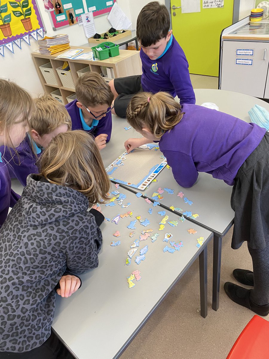 CarregHirfaen's tweet photo. Diwrnod Datgelu Thema dosbarth Rhos โPedwar ban Byd!โ #RhosCH #themaCH #datgeluthemaCH https://t.co/PIiRNhmpiM