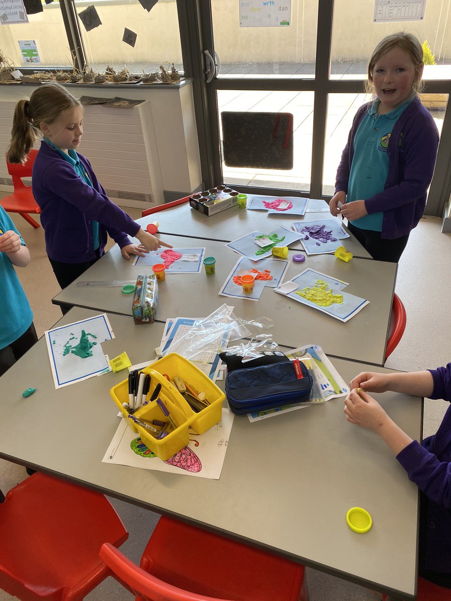 CarregHirfaen's tweet photo. Diwrnod Datgelu Thema dosbarth Rhos โPedwar ban Byd!โ #RhosCH #themaCH #datgeluthemaCH https://t.co/PIiRNhmpiM