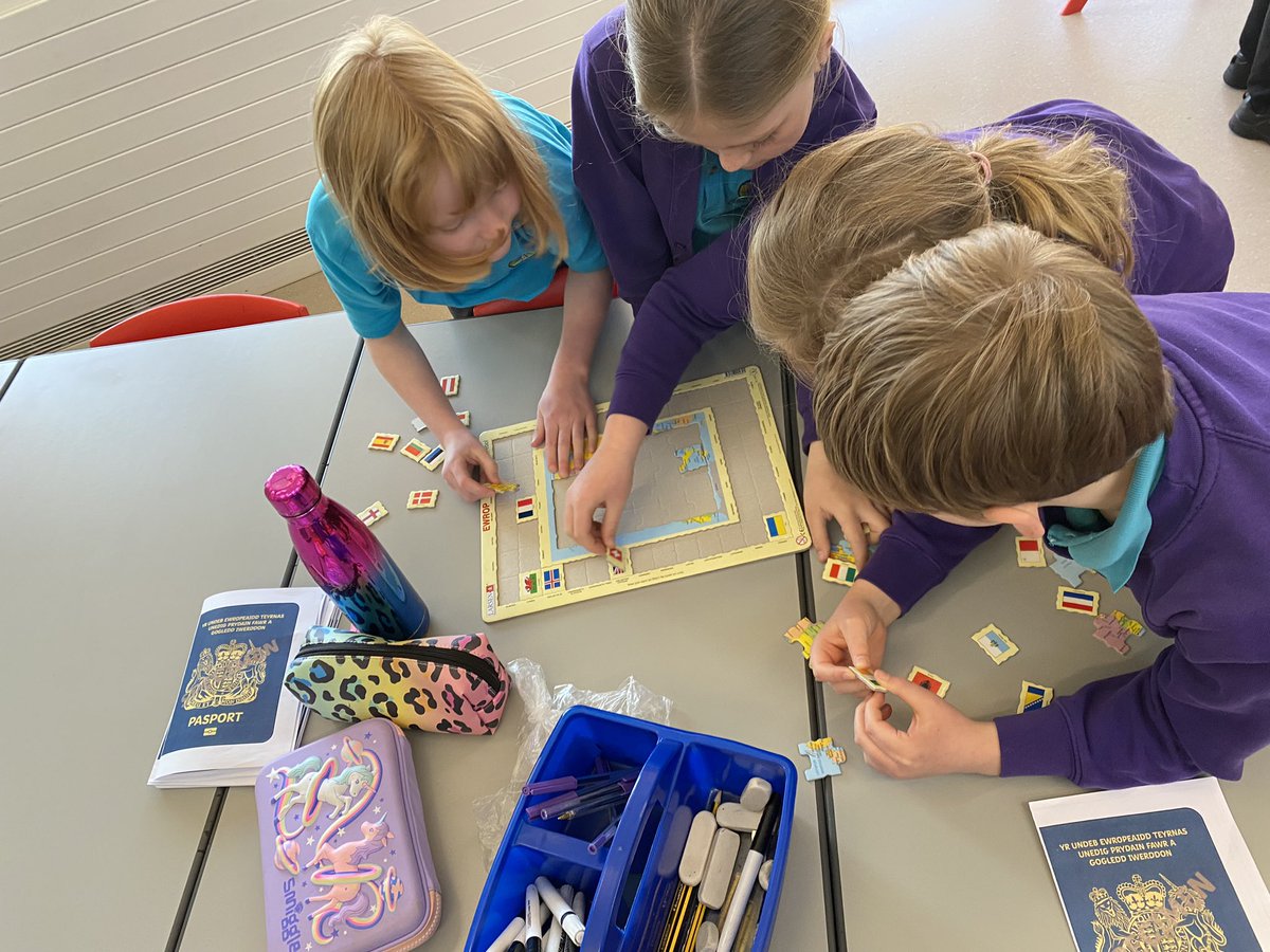 CarregHirfaen's tweet photo. Diwrnod Datgelu Thema dosbarth Rhos โPedwar ban Byd!โ #RhosCH #themaCH #datgeluthemaCH https://t.co/PIiRNhmpiM