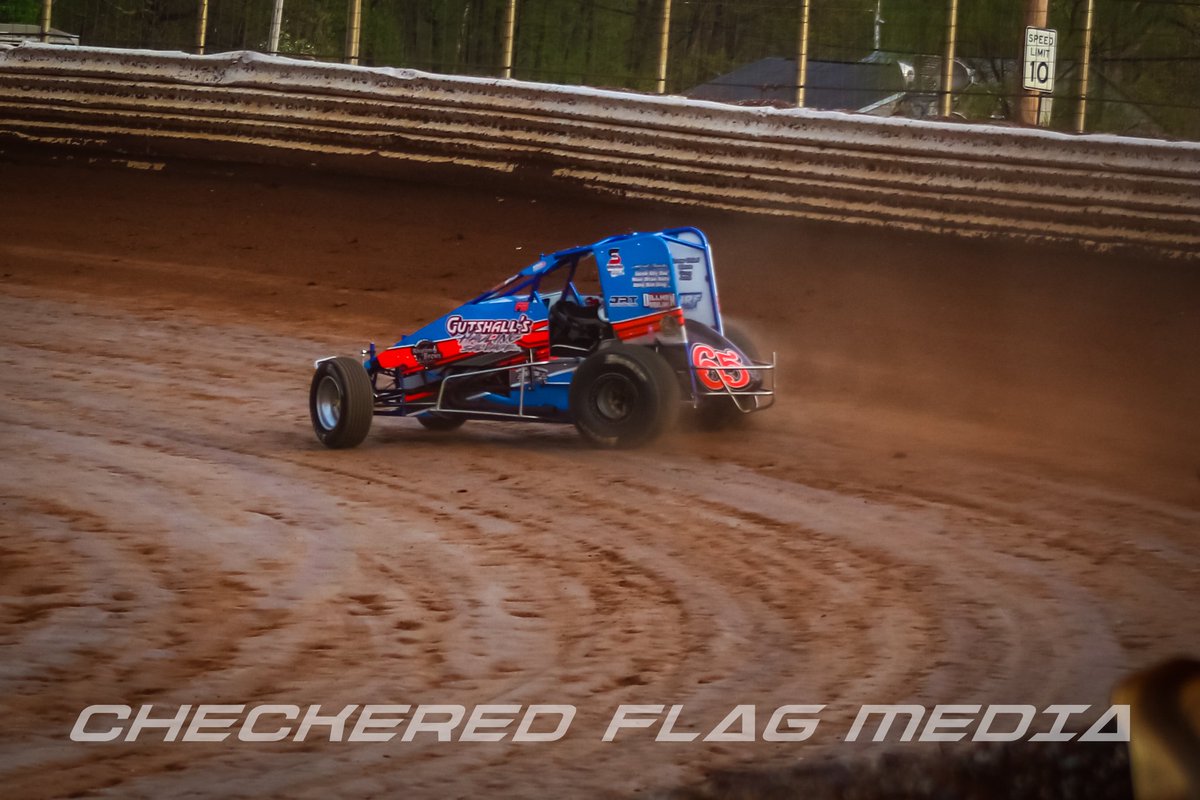 FlagCheckered's tweet photo. I'm like... 92% sure this guy's speeding........

Bob Gutshall on his way to a heat race win at BAPS Motor Speedway 

@bapsrace https://t.co/Sqr9GRuyv5