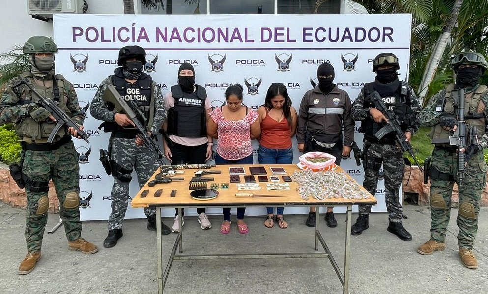 armada_ecuador's tweet image. #Guayaquil | @FFAAECUADOR a través del Comando Operacional N.º 2 Occidental, con información de inteligencia #militar, aprehendieron en #Mapasingue, a dos ciudadanas con armas de fuego, municiones, droga y dispositivos móviles.

⬇️Ver más⬇️
m.facebook.com/story.php?stor…