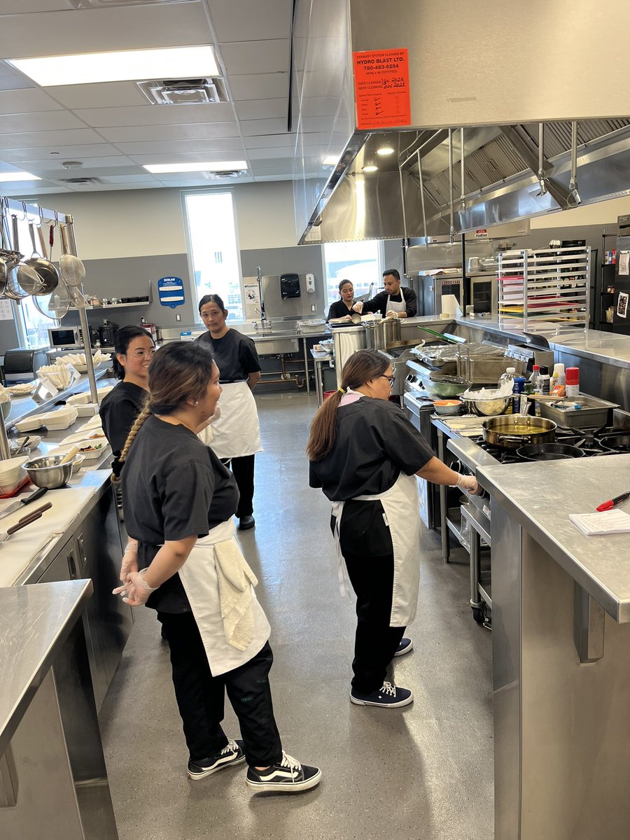 JonDRobb's tweet photo. Fantastic lunches prepared for many @NorQuest College by learners in the Food & Beverage Leadership program simulating restaurant service! Love the Edmonton Oilers Community Foundation Hospitality Lab! #EOCF #EdmontonOilersCommunityFoundation #YummyLunch https://t.co/voiZ7whYtq