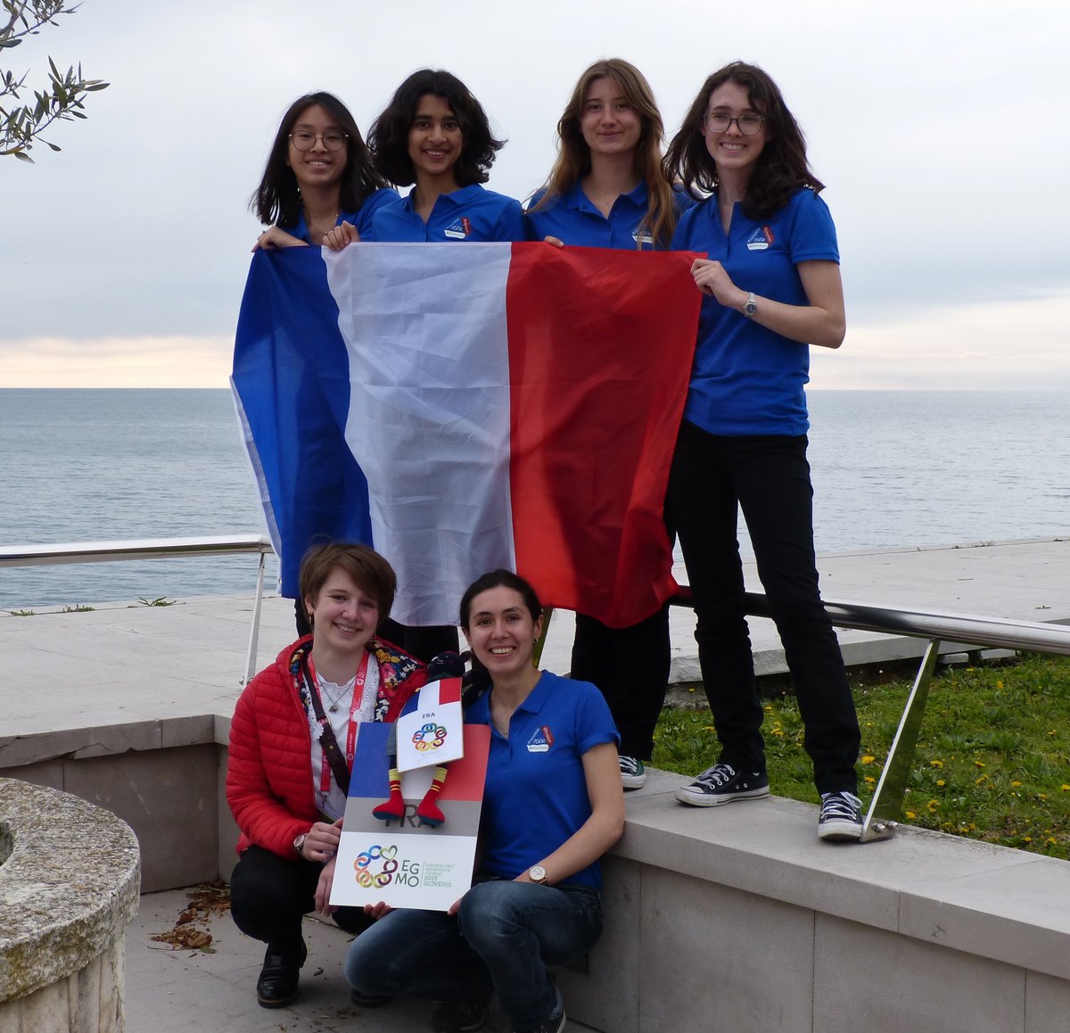 L'équipe de France vient de rentrer de l'EGMO en Slovénie avec 2 médailles de bronze et une mention honorable ! 🇫🇷🇸🇮🥉

Allez lire l'excellent compte-rendu de la compétition : maths-olympiques.fr/?p=11747

Pour les résultats complets et les énoncés c'est ici : egmo.org/egmos/egmo12/