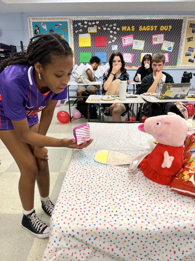 Rounding out the birthday chapter in German 2 <a href="/M_villeHS/">Mechanicsville High School</a> with a party for Peppa Pig! Students wished Peppa Alles Gute zum Geburtstag 🎂 and presented her with a special gift. #GermanRocks #ChooseGerman