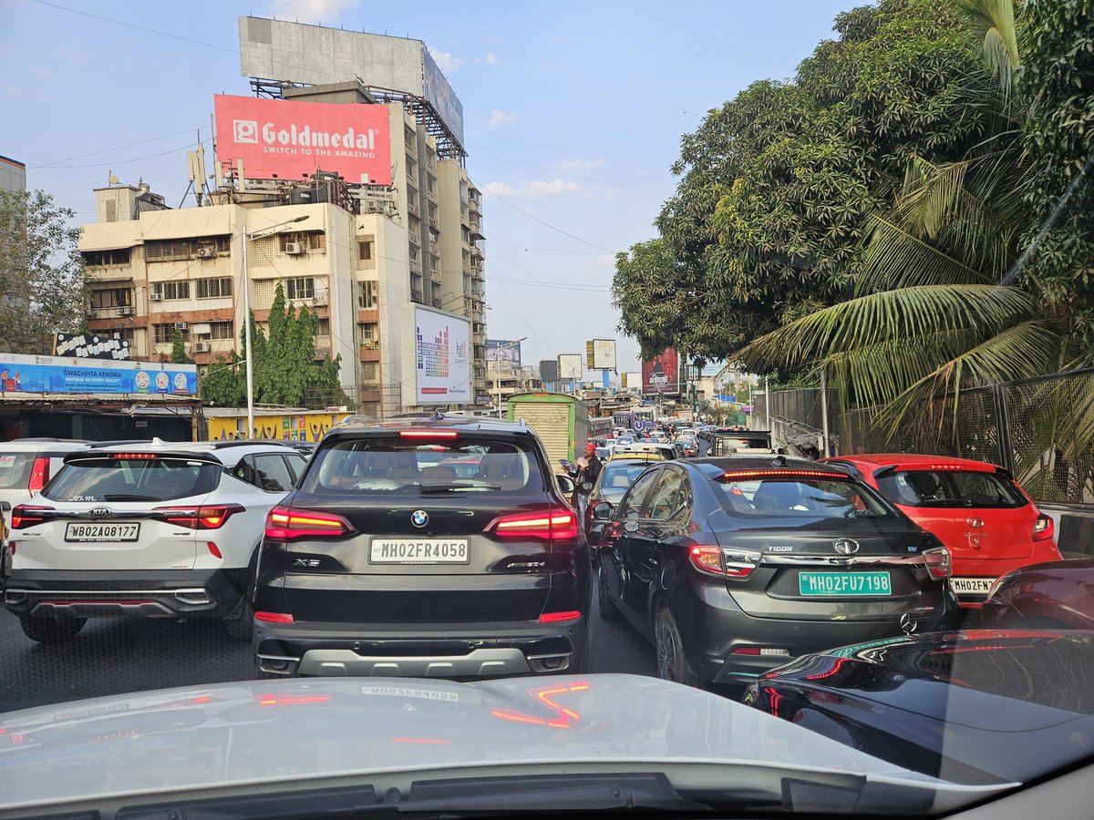 anand_sawant89's tweet photo. Dear @MTPHereToHelp, I urge you to deploy traffic police personnel at the junction of KC Marg &amp; SV Road, Bandra during evening hours. Persistent traffic jams due to non-compliance with traffic signals are causing inconvenience to commuters. #MumbaiTraffic #TrafficEnforcement https://t.co/t5QC0UFo3q