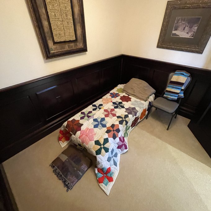 HERE IS A PICTURE OF DR. CHARLES STANLEY’S PRAYER CLOSET. Every Morning, Dr. Stanley Made Prayer a Priority. His Prayer Closest Was a Special Place He’d Spend Time in Solitude With The Lord. On April 18, He Woke Again to Spend Time With Jesus, This Time, Hand in Hand And Face to Face. Glory be to God!