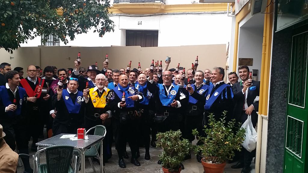 TunaBosco's tweet photo. La Tuna del Bosco , quiere expresar su solidaridad, con todos esos bares donde la cerveza de pie y en la mano,es más una cultura que una moda pasajera. https://t.co/W6DrpGsfFI