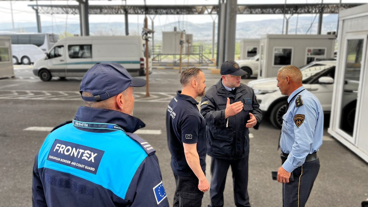 Frontex's tweet photo. Deputy head of #Frontex Lars Gerdes is meeting with border guards of North Macedonia and @Frontex #standingcorps officers at #tabanovce check point. Excellent cooperation at the border https://t.co/kh4XchEkqF