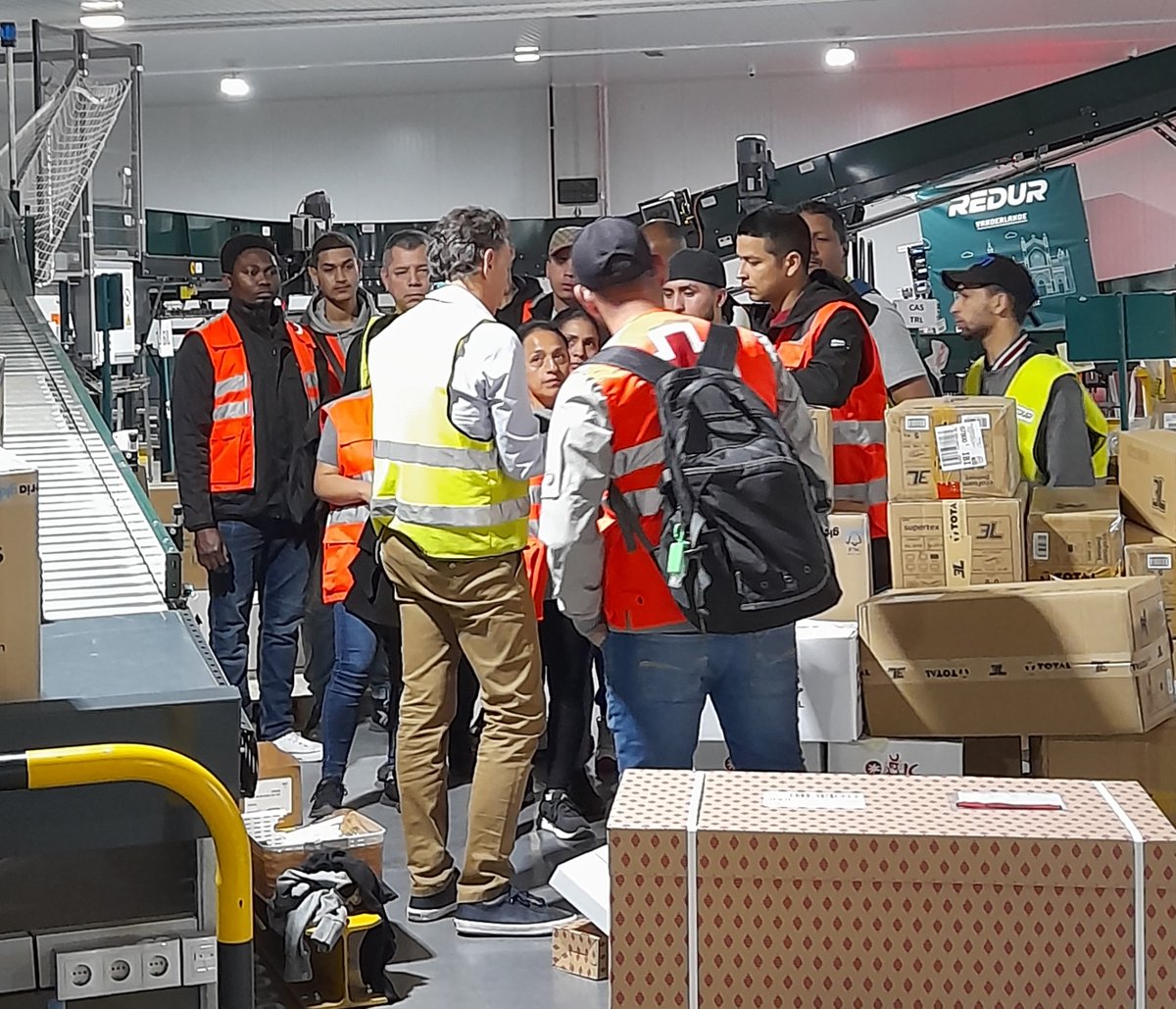 CruzRojaAlava's tweet photo. El alumnado del curso de Actividades Auxiliares de Almacén ha visitado las instalaciones de #Redur, escuchando de 1ª mano las habilidades y competencias requeridas para formar parte de su equipo.
¡Gracias Luis Angel y Redur por brindar oportunidades que cambian vidas! https://t.co/SFiWKQbVf3