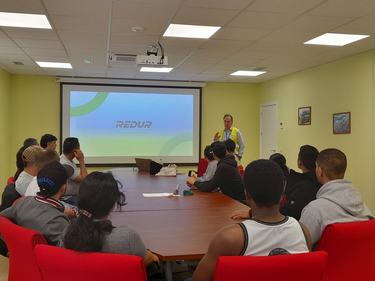 CruzRojaAlava's tweet photo. El alumnado del curso de Actividades Auxiliares de Almacén ha visitado las instalaciones de #Redur, escuchando de 1ª mano las habilidades y competencias requeridas para formar parte de su equipo.
¡Gracias Luis Angel y Redur por brindar oportunidades que cambian vidas! https://t.co/SFiWKQbVf3