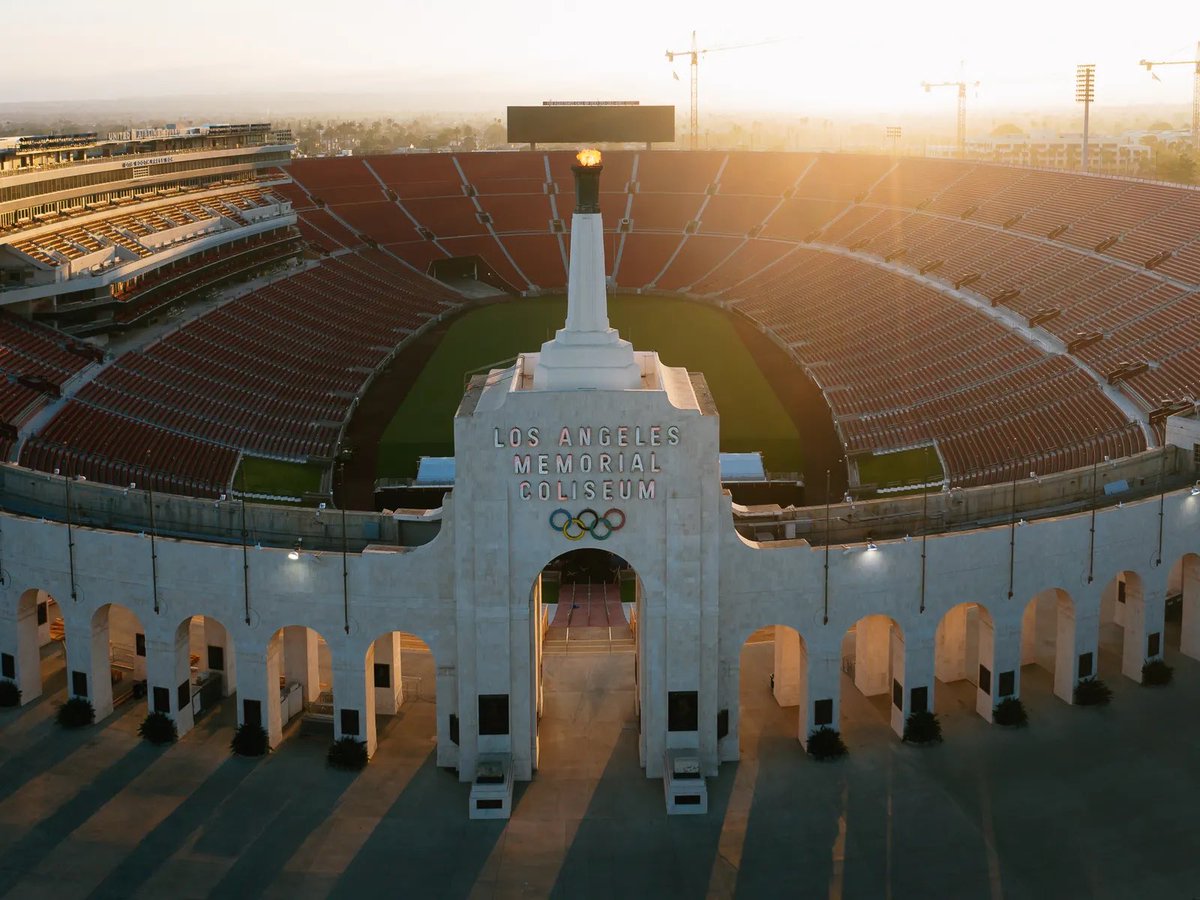VarsityLacrosse's tweet photo. 🚨MCLA IN FOOTBALL STADIUM ALERT🚨Tonight at 7:00 pm on the West Coast, USC will be hosting UCLA in the iconic LA Coliseum. Stream: https://t.co/Eb42y9euRP https://t.co/ADFfJk957T