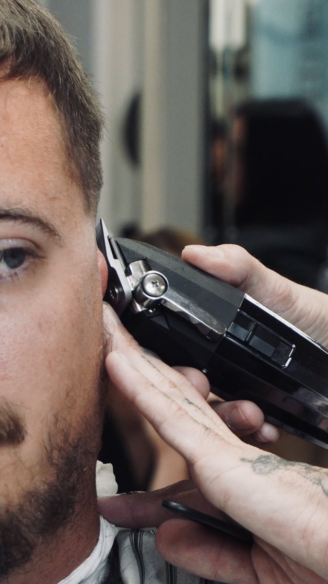 JourneywJosh's tweet photo. The hands that create a Masterpiece ๐โ๏ธ๐ฅ
.
.
#barberschool #barberclass #barbershop #barberlife #haircutphotography #freshcut #paulmichellbarber #topbarber #photography #benesnpr #haircutting #barberstudent https://t.co/4BAVth8pHt