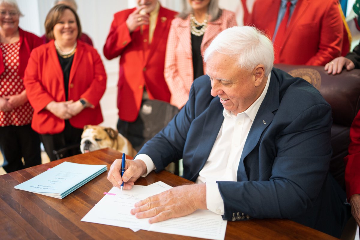 JimJustice_WV's tweet photo. West Virginia is now the ONLY state to cap insulin copays at $35. I thank the WV Legislature for passing this legislation so that West Virginians aren’t prevented from obtaining this life-saving drug because of excessively high costs. 

@AARPWV https://t.co/opTxqnCNZg