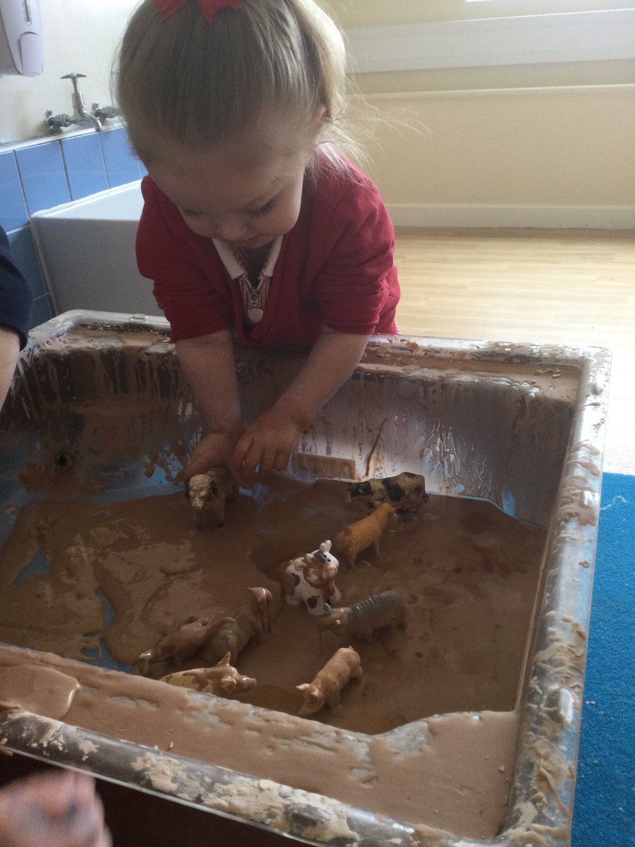 2yrOldExplorers's tweet image. Another little snapshot of our day today. #funkyfingers #messyplay #coloursorting #makingrelationships #usingoursenses #twoyearoldprovision @EastwayPrimary