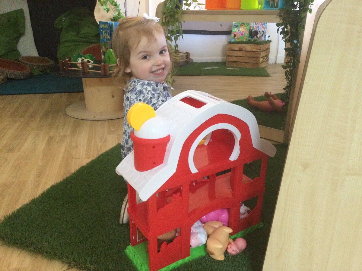 2yrOldExplorers's tweet image. Another little snapshot of our day today. #funkyfingers #messyplay #coloursorting #makingrelationships #usingoursenses #twoyearoldprovision @EastwayPrimary