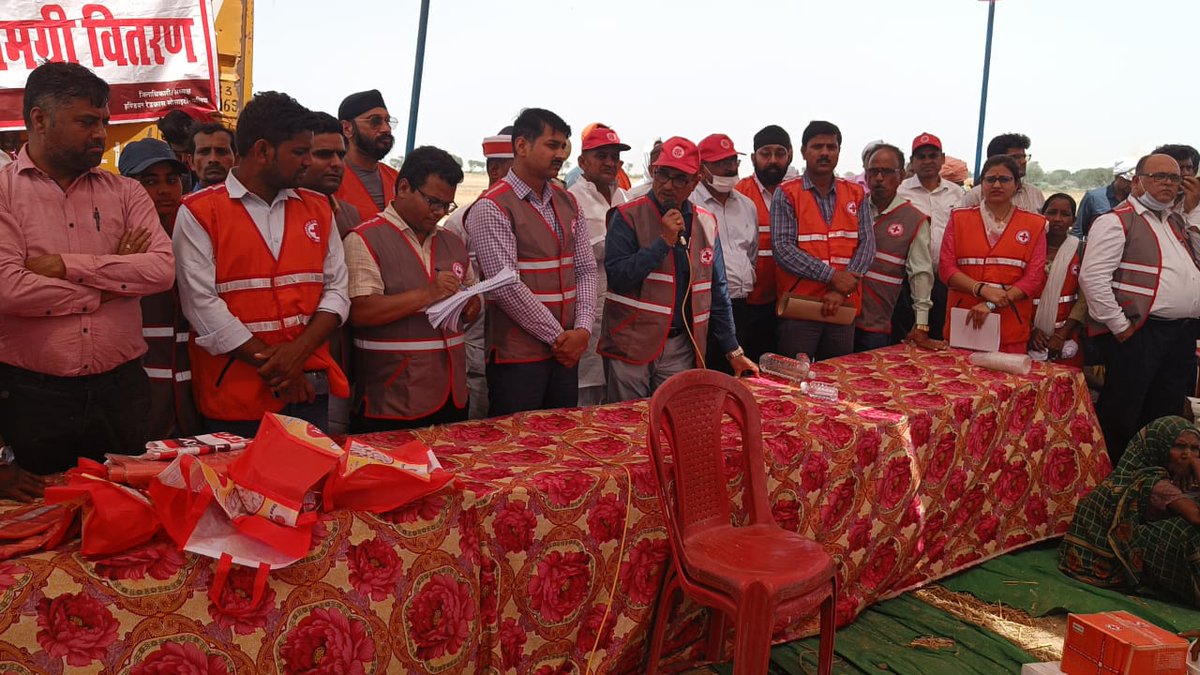 Redcrossballia's tweet photo. बैरिया तहसील अंतर्गत गोपालनगर ताड़ी में भीषण अगलगी से प्रभावित 90 परिवारों में जिलाधिकारी/अध्यक्ष IRCS बलिया के निर्देशानुसार तथा अपर CMO/सचिव IRCS बलिया डॉ आनंद कुमार के कुशल नेतृत्व में राहत सामग्री(किचेन सेट,कॉटन कम्बल,हाइजीन किट,टीशर्ट,धोती,तिरपाल,बाल्टी,साड़ी, फ्रॉक, https://t.co/QeCqvQWTrp